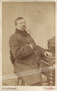 [fotografia, ok. 1880] [portret mężczyzny przy stole]