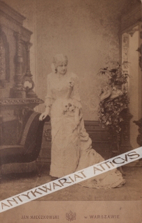 [fotografia, ok. 1880] [dama w białej sukni]