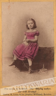 [fotografia, ok. 1860-70] Une novice en tricotant. Helping mother. Der erste Strumpf [portret dziewczynki]