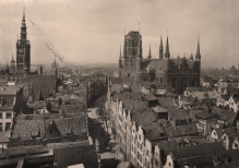 [pocztówka, ok. 1935] [Gdańsk. Ratusz i Bazylika Mariacka. Widok na ul. Chlebnicką] Danzig. Rathaus und Marienkirche. Blick in die Brotbänkengasse
