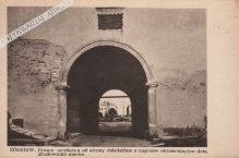 [pocztówka, lata 1920-te] Żółkiew. Brama zamkowa od strony dziedzińca z napisem objaśniającym datę zbudowania zamku