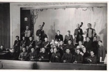 [fotografia, przed 1945 r.] Polscy oficerowie w obozie jenieckim w Murnau (orkiestra)