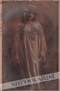 [pocztówka, ok. 1905] Portret kobiety w stroju greckim