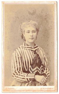 [fotografia, ok. 1870] [portret młodej kobiety]