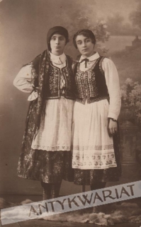 [fotografia na papierze pocztówkowym, lata 1920-te] [Dwie kobiety w strojach ludowych]