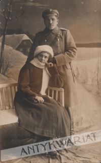 [fotografia na papierze pocztówkowym, ok. 1915-18] [Żołnierz-legionista i kobieta w zimowej scenerii]