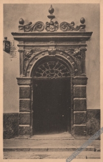 [pocztówka, lata 1910-te]  Warszawa - Rynek Starego Miasta. Portal kamienicy dawn. Ks. Ks. Mazowieckich (No 31)