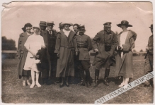 [fotografia, ok. 1920] [2 oficerowie z grupą cywili, prawdopodobnie pokaz lotniczy]