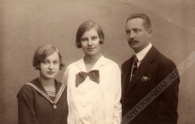 [fotografia na papierze pocztówkowym] Czesław Czapliński z córkami