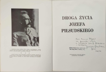 Droga życia Józefa Piłsudzkiego  [dedykacja od M. Paszkiewicza, prezesa Instytutu J. Piłsudskiego w Londynie]