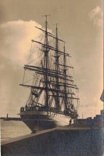[fotografia na papierze pocztówkowym, ok. 1930] Dar Pomorza