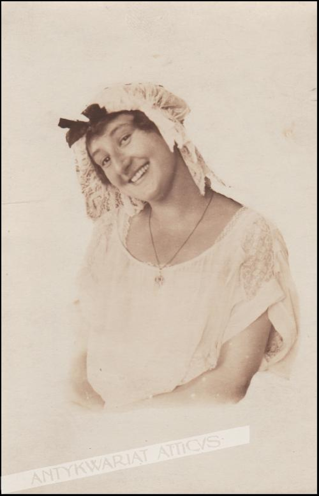 [pocztówka, ok. 1930] [Portret kobiety]