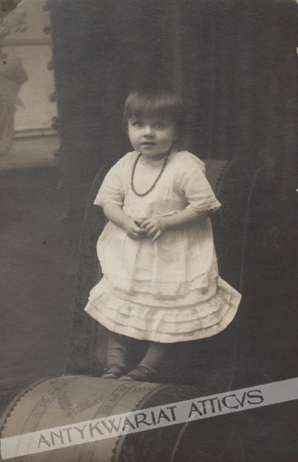 [fotografia na papierze pocztówkowym, ok. 1910] [Portret dziewczynki]