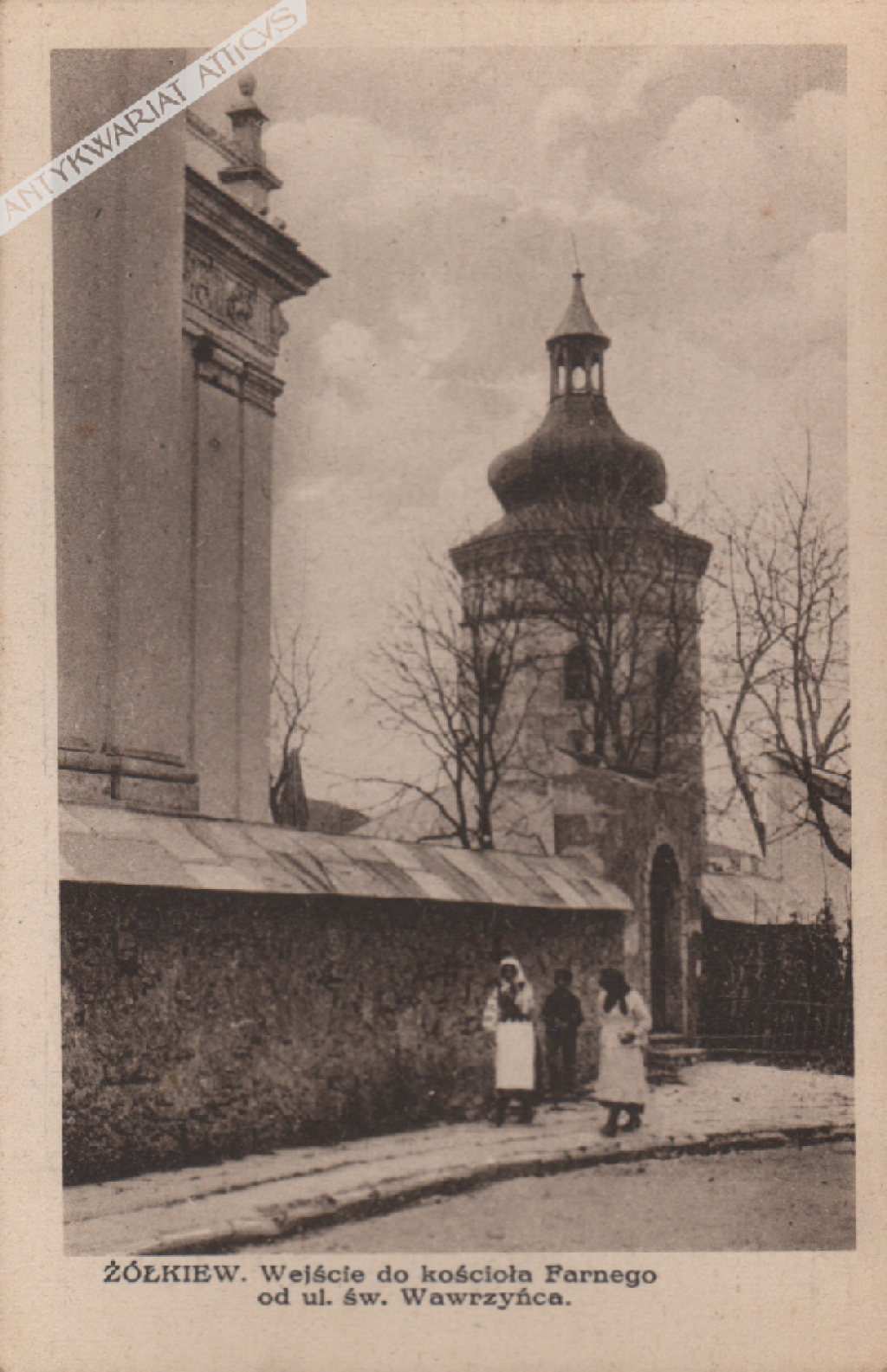 [pocztówka, lata 1920-te] Żółkiew. Wejście do kościoła Farnego od ul. św. Wawrzyńca