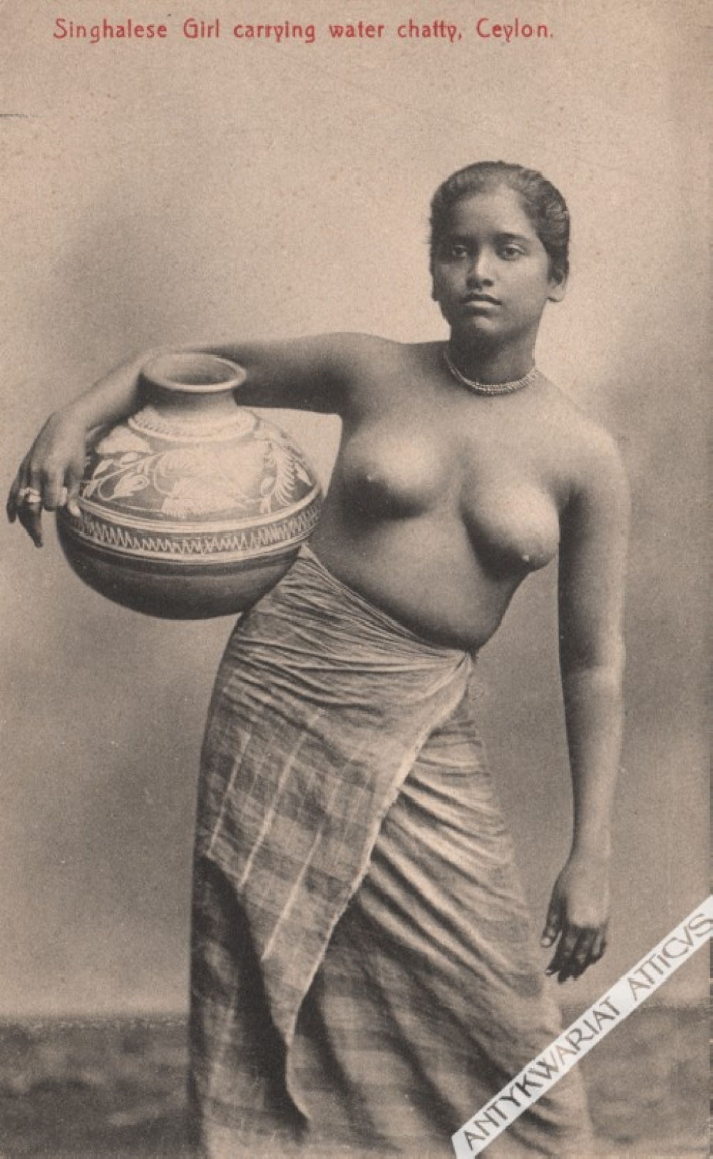 [pocztówka, ok. 1910] Singhalese Girl carrying water chatty. Ceylon [Syngalezka dziewczyna niosąca dzban z wodą]