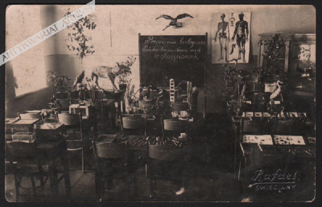 [fotografia na papierze pocztówkowym, lata 30-te] [Pracownia biologiczna  Państwowego Seminarium Nauczycielskiego męskiego w Święcianach]