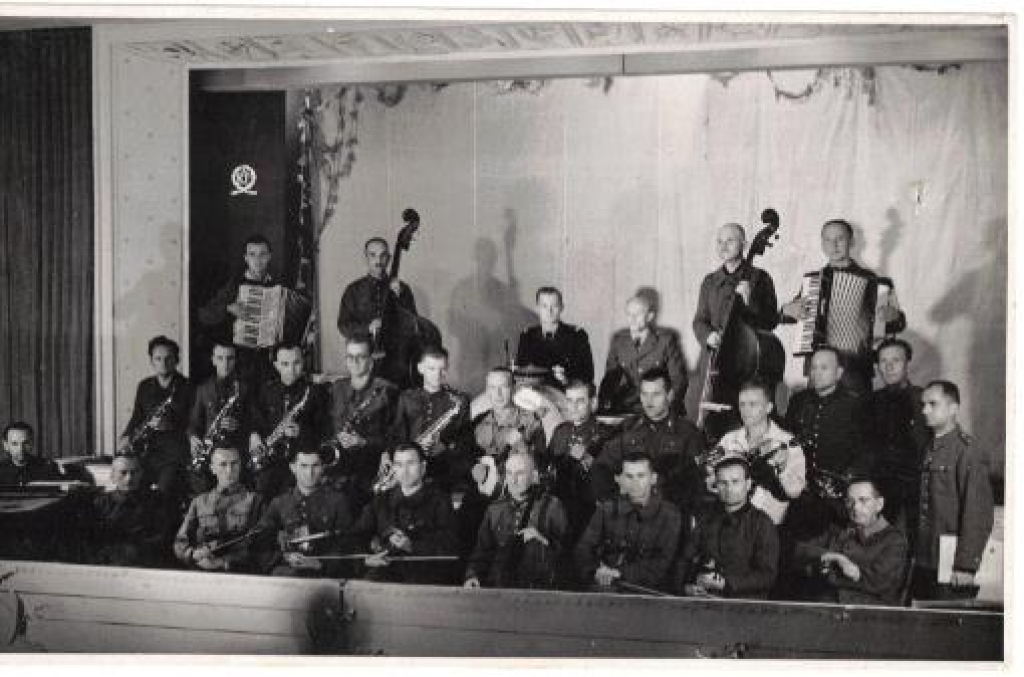 [fotografia, przed 1945 r.] Polscy oficerowie w obozie jenieckim w Murnau (orkiestra)