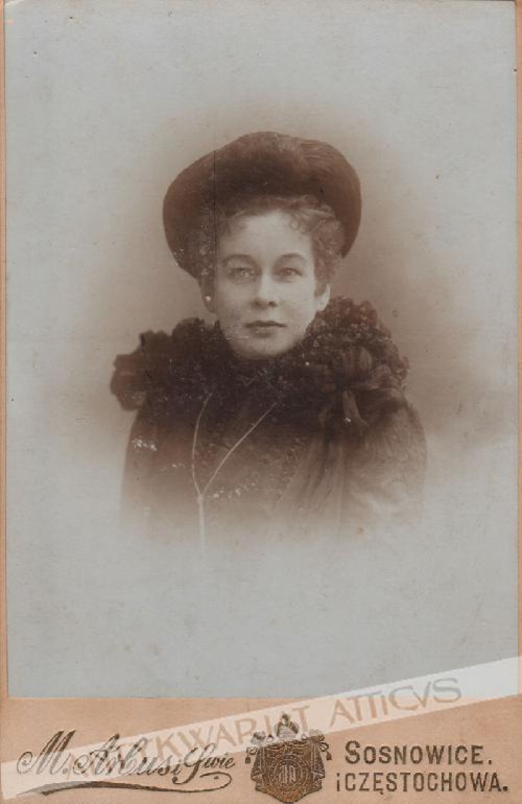 [fotografia, ok. 1900] [portret młodej kobiety w kapeluszu]