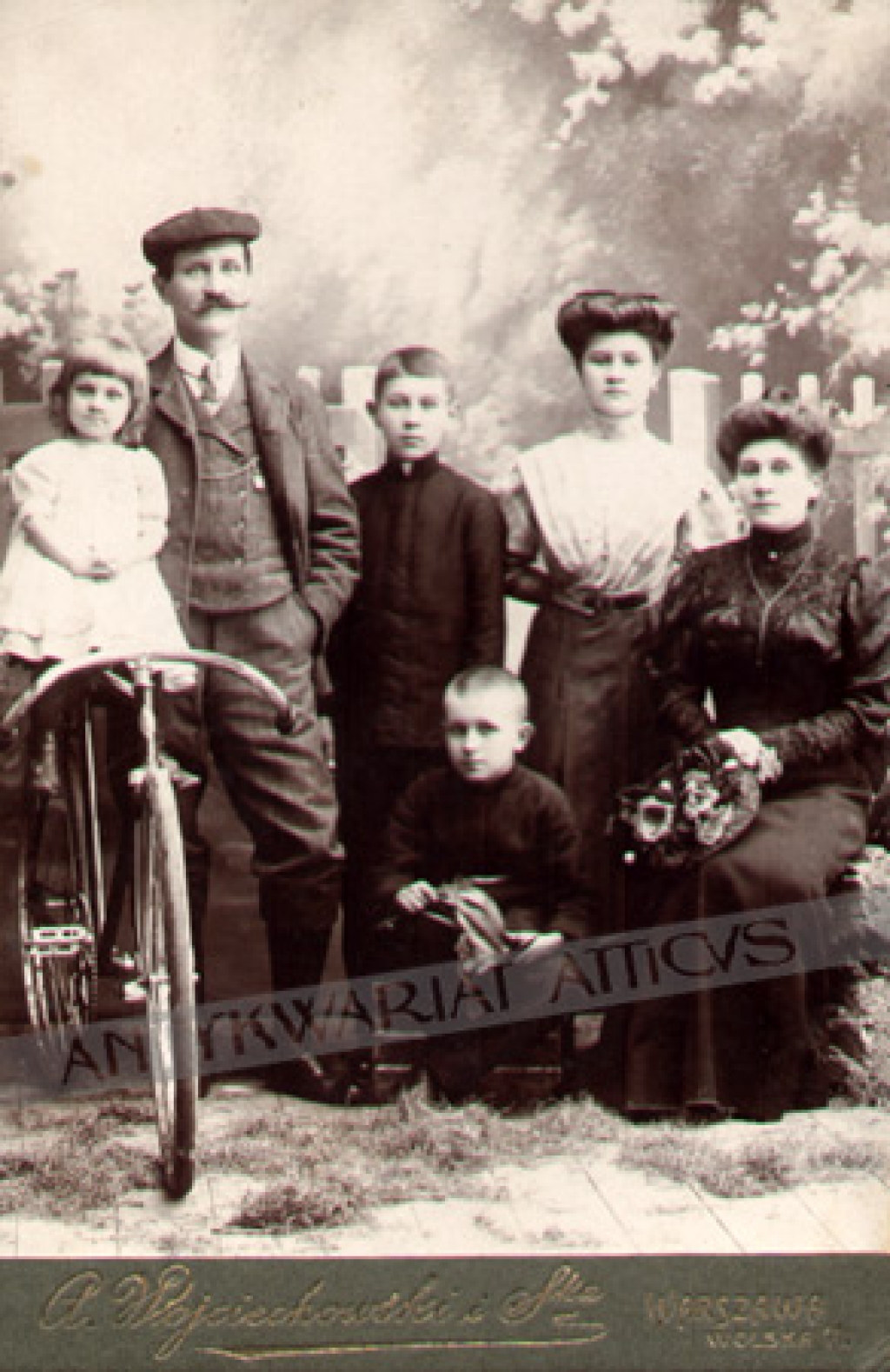 [fotografia, ok. 1900] [portret rodzinny z rowerem]