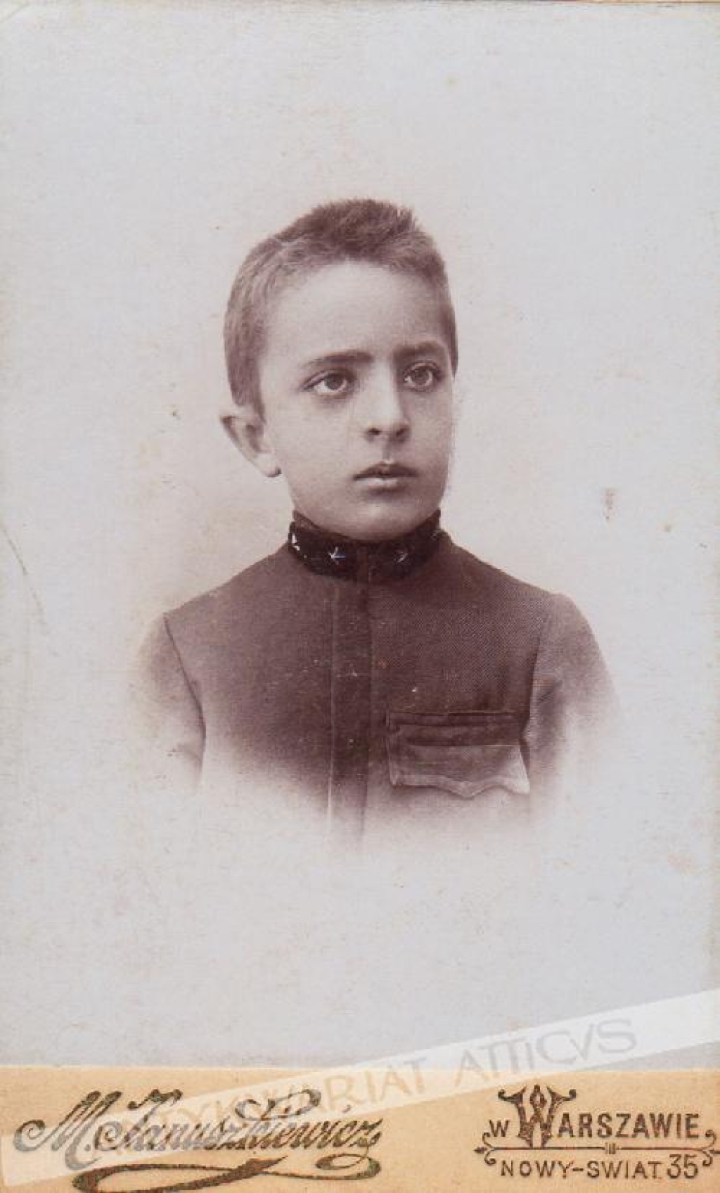 [fotografia ok. 1880] [portret chłopca w mundurku]