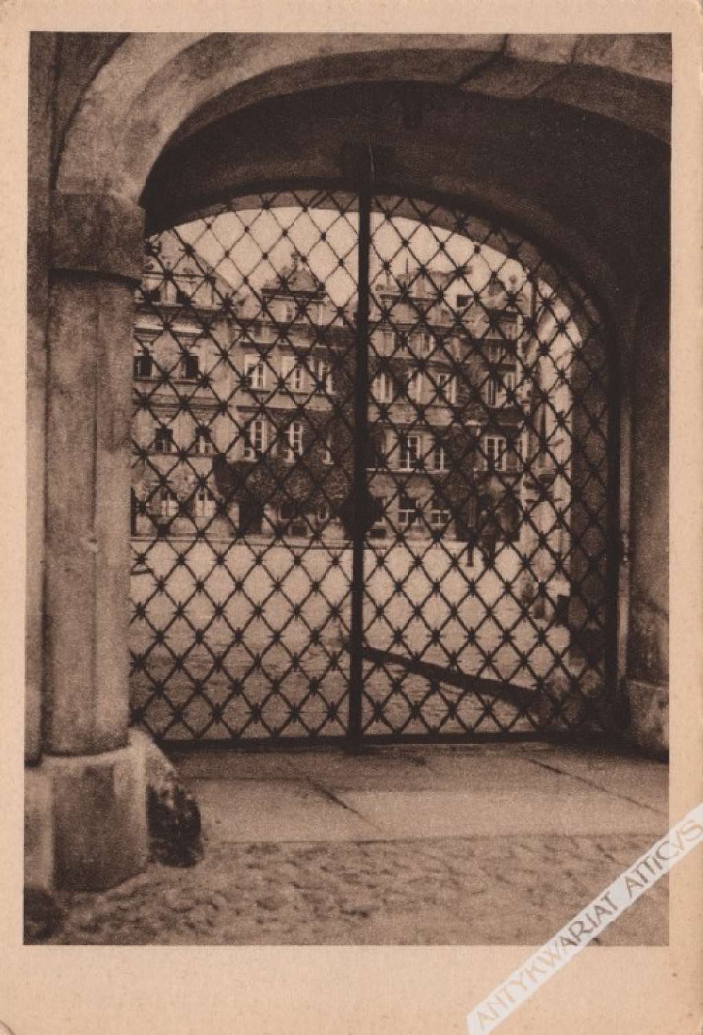 [pocztówka, lata 1930-te] Warszawa - Zamek Królewski. Brama na Kanonię