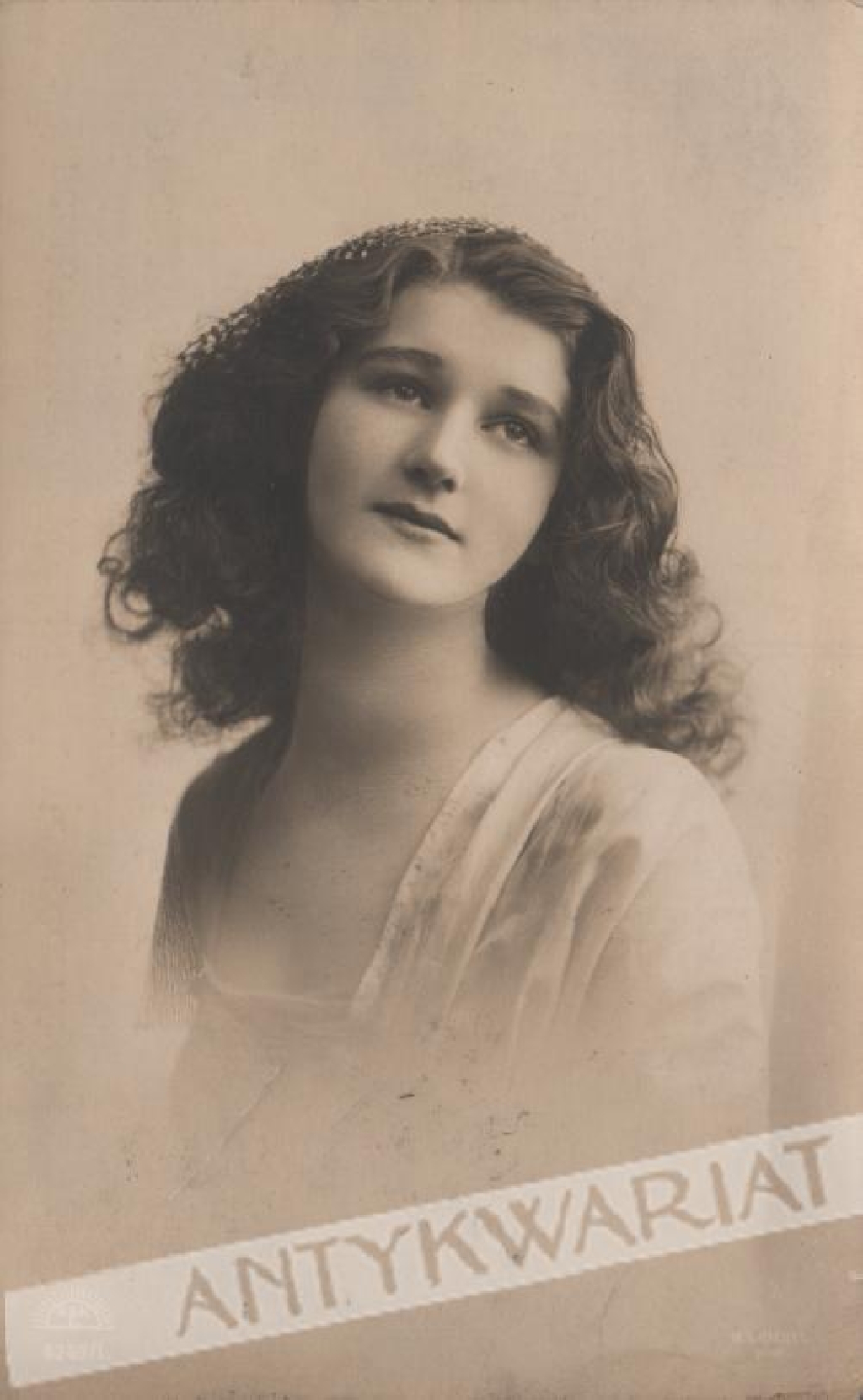 [pocztówka, ok. 1912] Portret kobiety 