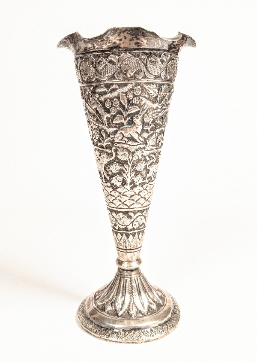 [srebro, Indo-Persja, XIX w.] Pucharek z motywem zwierzęco-roślinnym