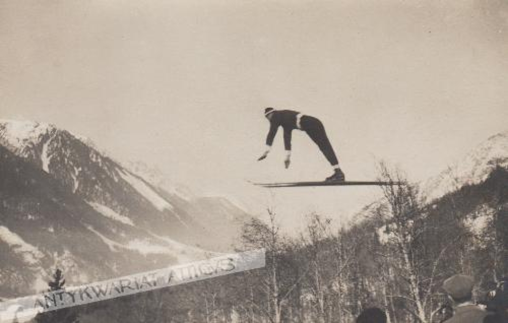[fotografia na papierze pocztówkowym, ok. 1930] [Skok narciarski]