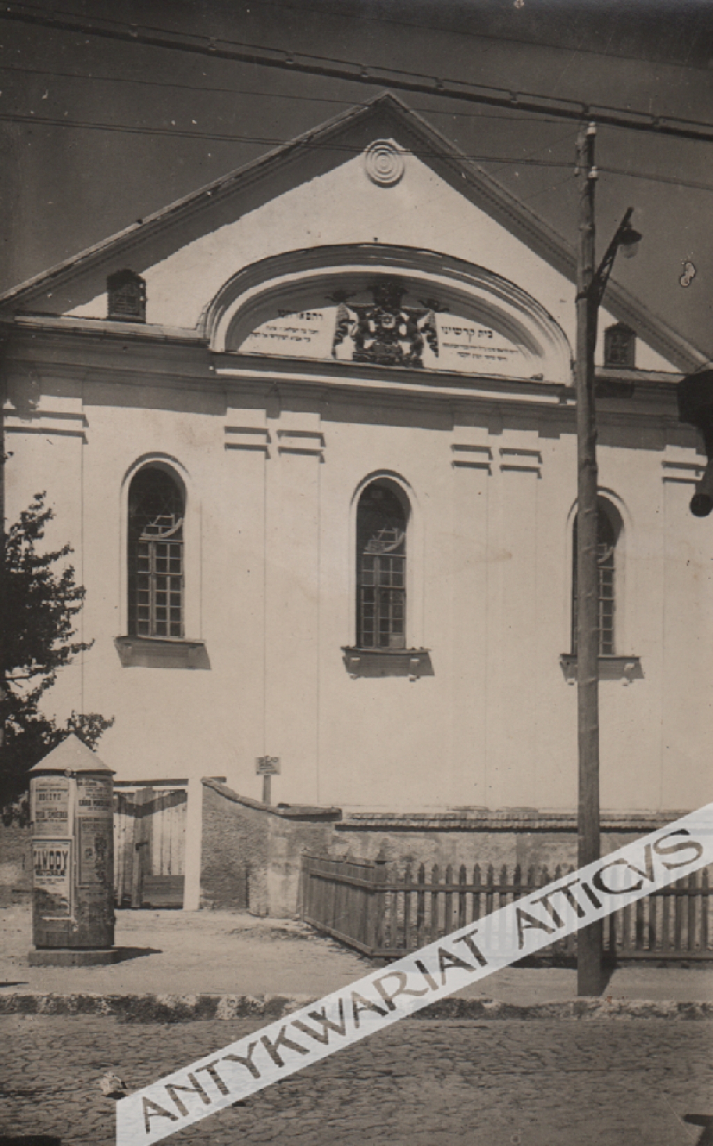[fotografia na papierze pocztówkowym, lata 1920-30 te] Krzemieniec. Synagoga