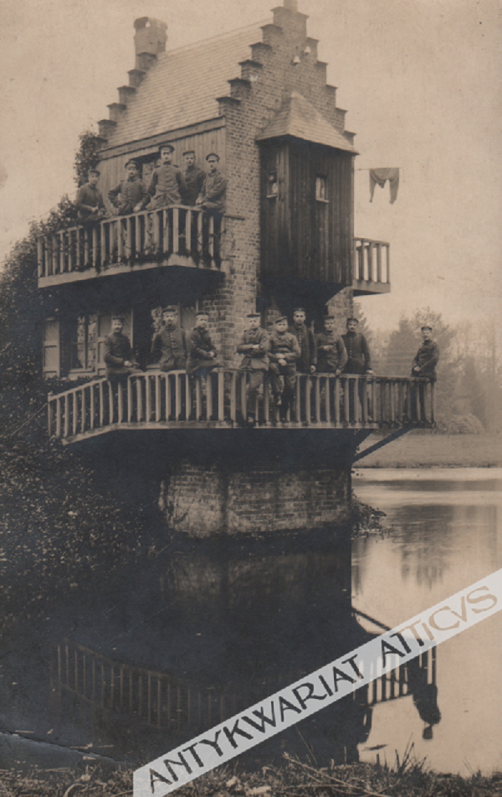 [pocztówka, ok. 1918] [żołnierze na balkonie budynku nad wodą]