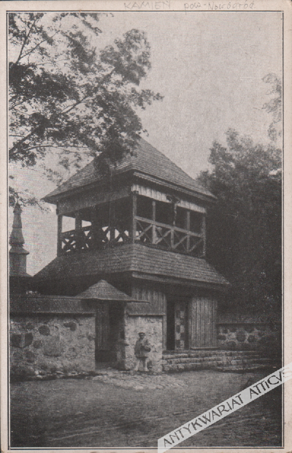 [pocztówka, lata 1920-te] Dzwonnica przy kościele w Kamieniu, pow. Nowogródzki