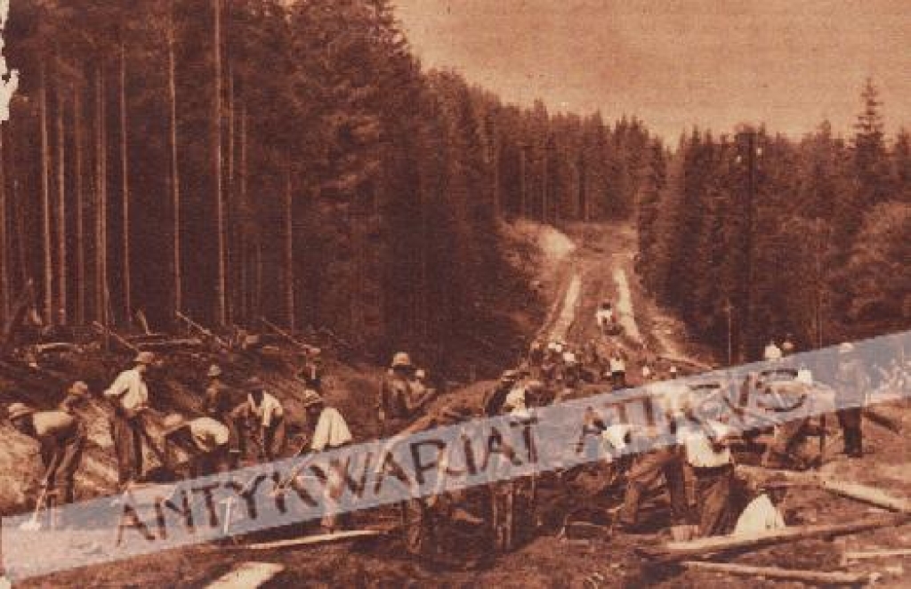 [fotografia na papierze pocztówkowym, ok. 1939] Pozdrowienie od junaków. Budujemy w Polsce drogi