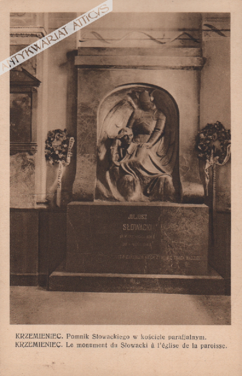 [pocztówka, lata 1920-te] Krzemieniec. Pomnik Słowackiego w kościele parafjalnym