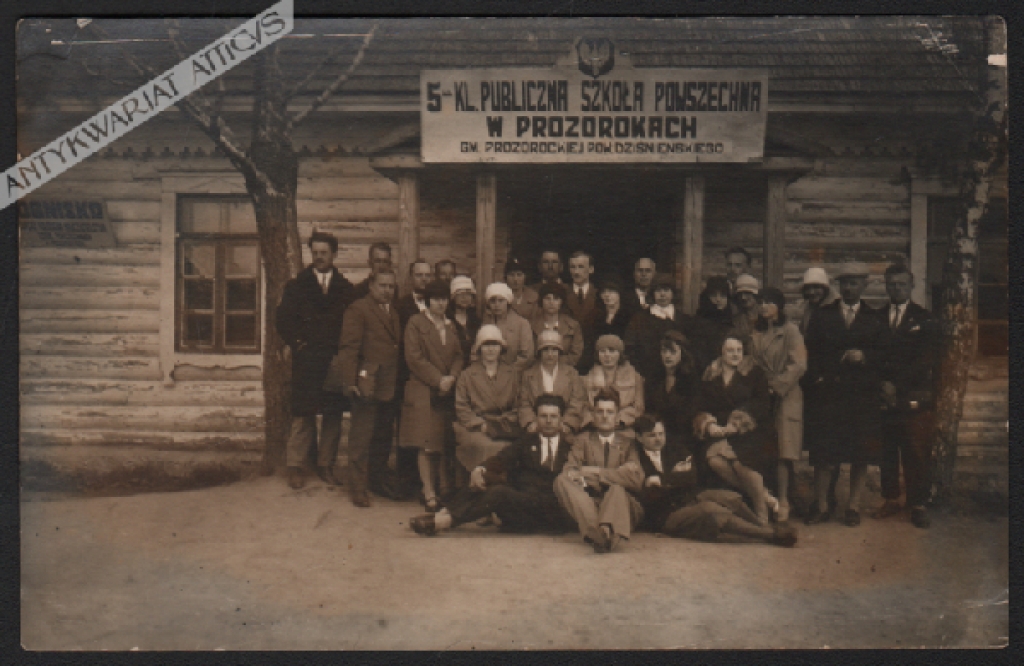 [fotografia na papierze pocztówkowym, 1930] 5-cio klasowa Publiczna Szkoła Powszechna w Prozorokach gm. prozorockiej pow. dziśnieńskiego