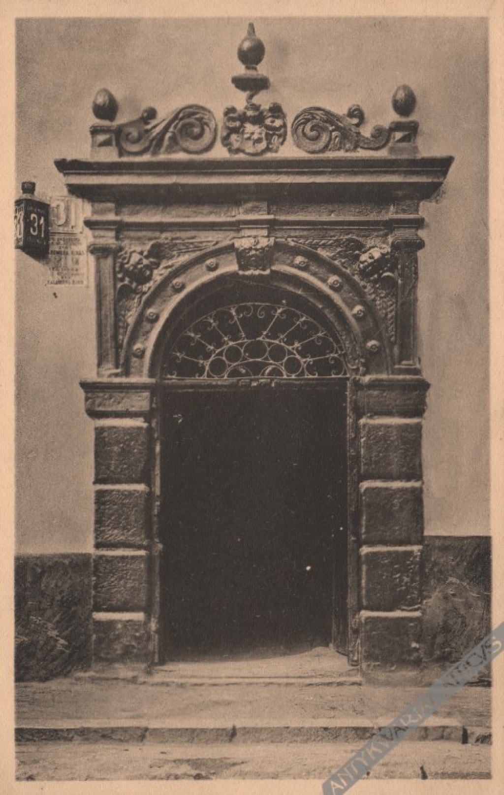 [pocztówka, lata 1910-te]  Warszawa - Rynek Starego Miasta. Portal kamienicy dawn. Ks. Ks. Mazowieckich (No 31)