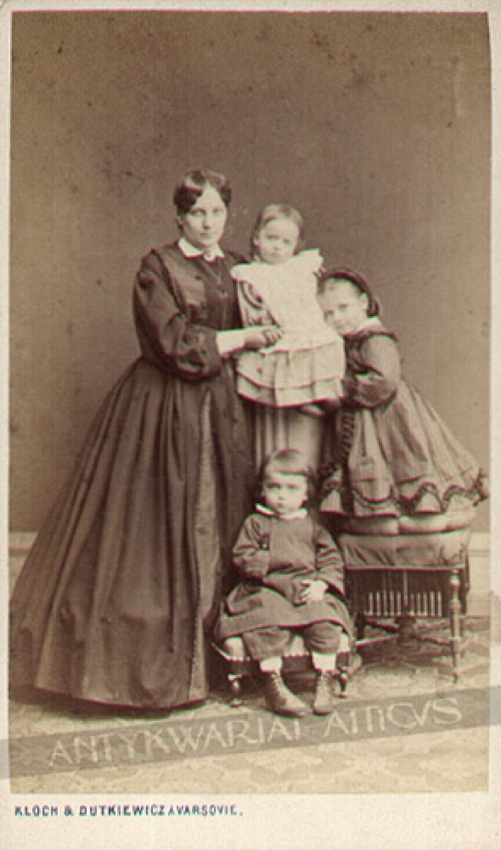 [fotografia, ok. 1870] [portret kobiety z trójką dzieci]