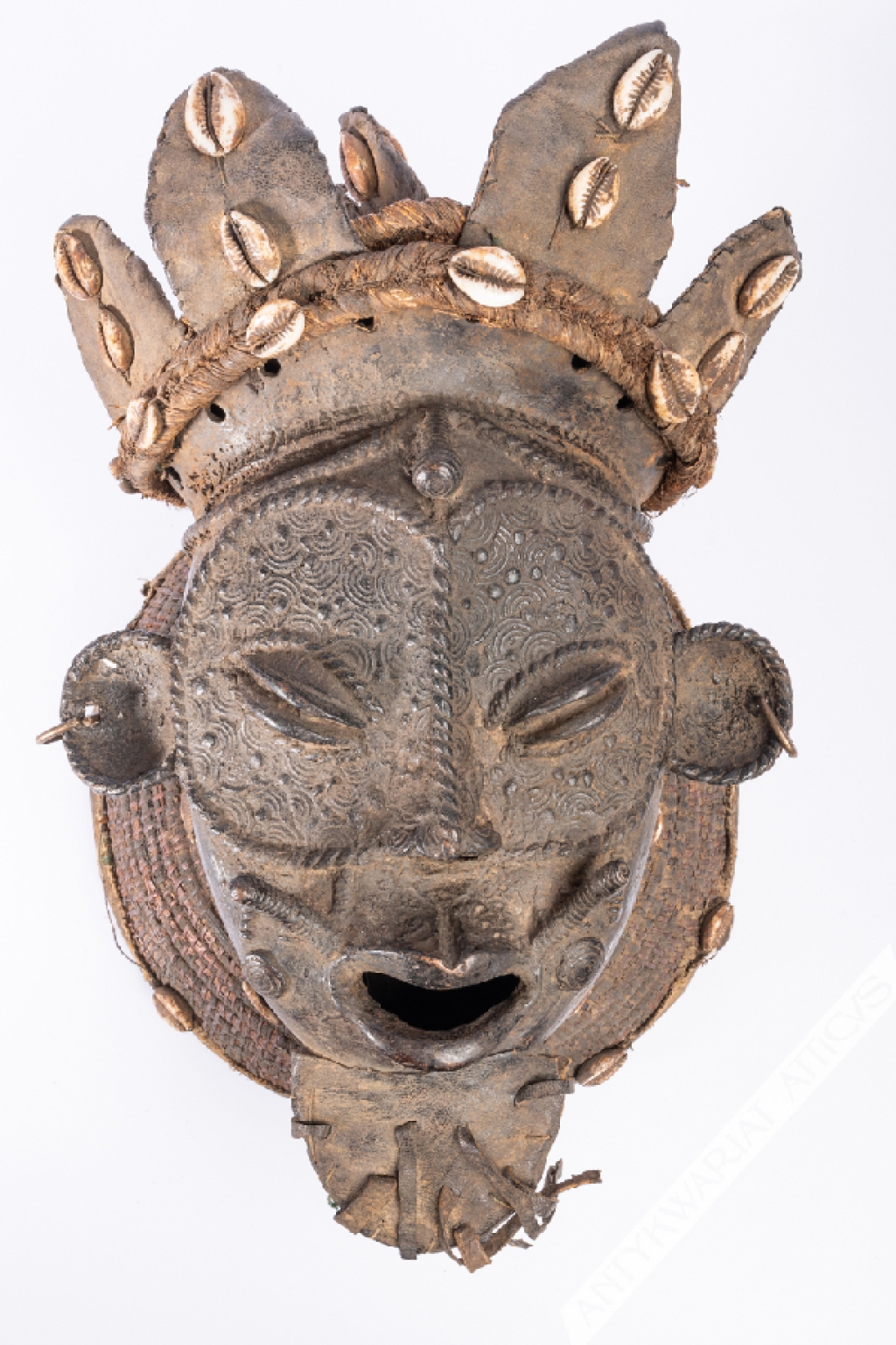 [maska, Afryka, ok. 1950-60] Obrzędowa maska afrykańska w typie Bena Lulua Kongo (Zair), plemię Lulua