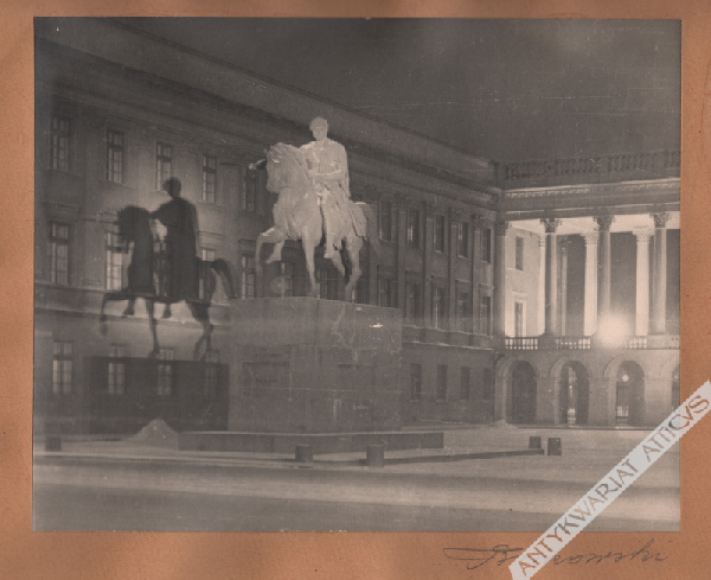 [fotografia, ok. 1930] Pomnik Księcia Józefa Poniatowskiego na tle Pałacu Saskiego nocą