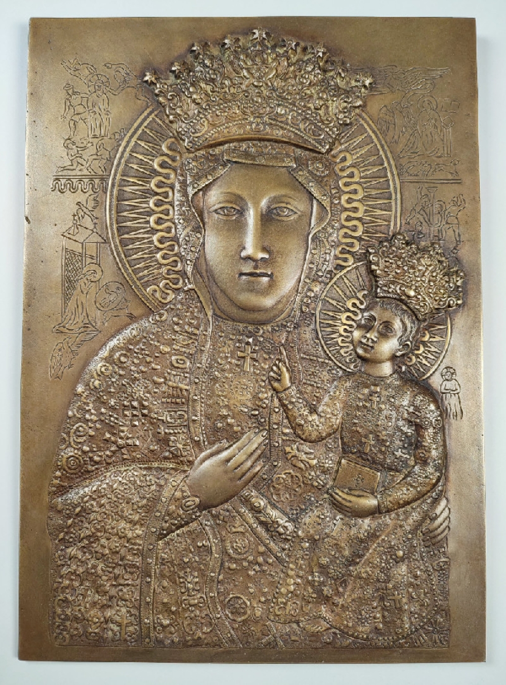 [plakieta, brąz] Plakieta z wizerunkiem Matki Boskiej z Dzieciątkiem