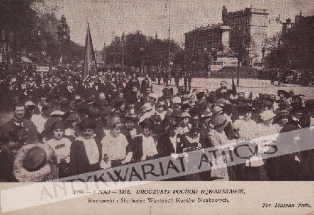 [pocztówka, 1916] 3 maj 1916. Uroczysty pochód w Warszawie. Słuchaczki i słuchacze Wyższych Kursów Naukowych