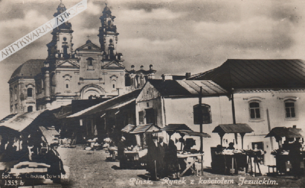 [pocztówka, lata 1930-te] Pińsk. Rynek z kościołem Jezuickim