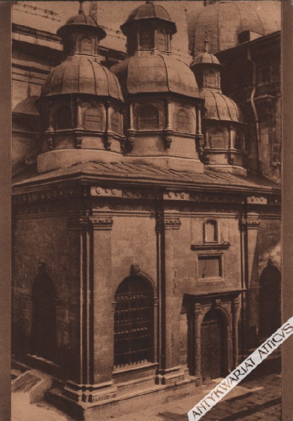 [pocztówka, lata 1920-te] Lwów. Kaplica Trzech Króli przy cerkwii Wołoskiej