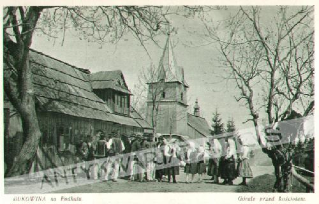 [pocztówka, ok. 1929] Bukowina na Podhalu. Górale przed kościołem