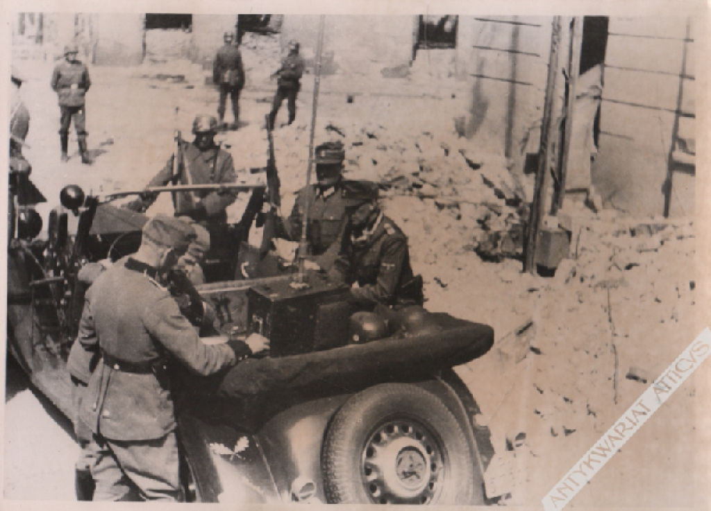 [fotografia, 1939] [żołnierze niemieccy przy radiostacji w samochodzie na tle ruin Warszawy]