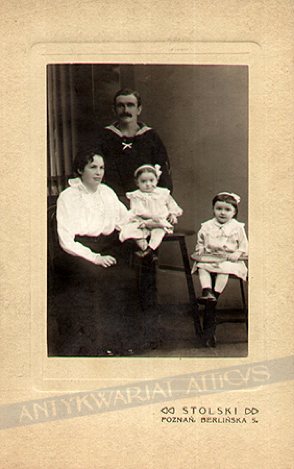 [fotografia, ok. 1900] [Niemiecki marynarz z rodziną]