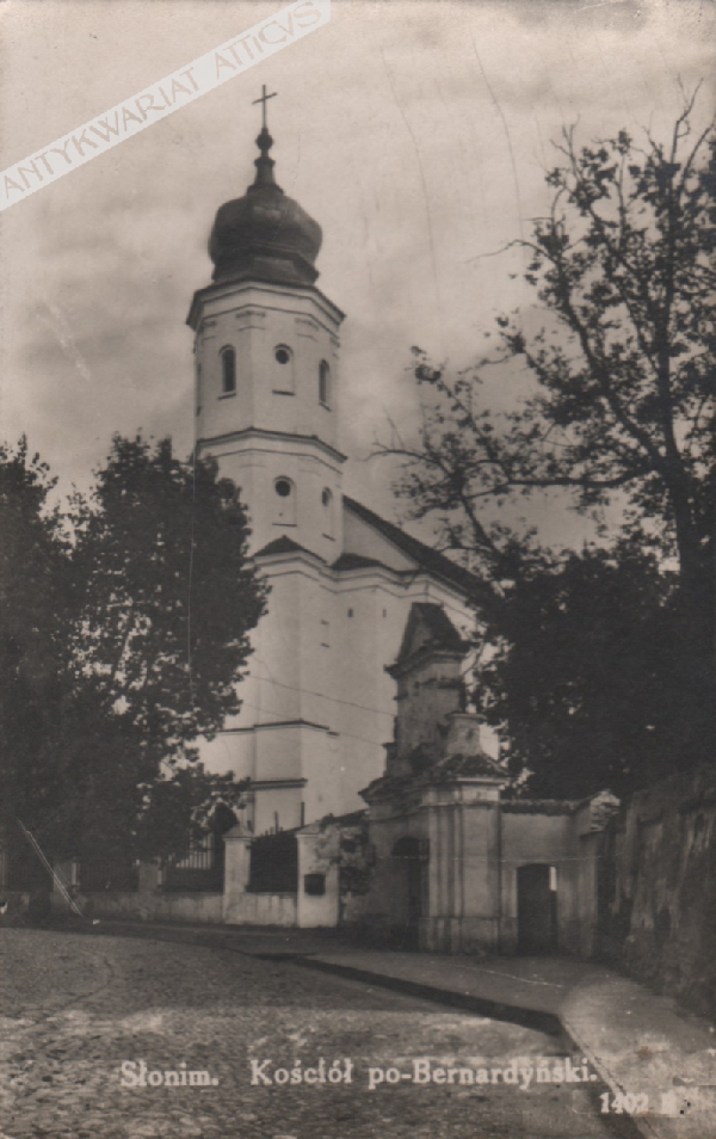 [pocztówka, lata 1930-te] Słonim. Kościół po-Bernardyński