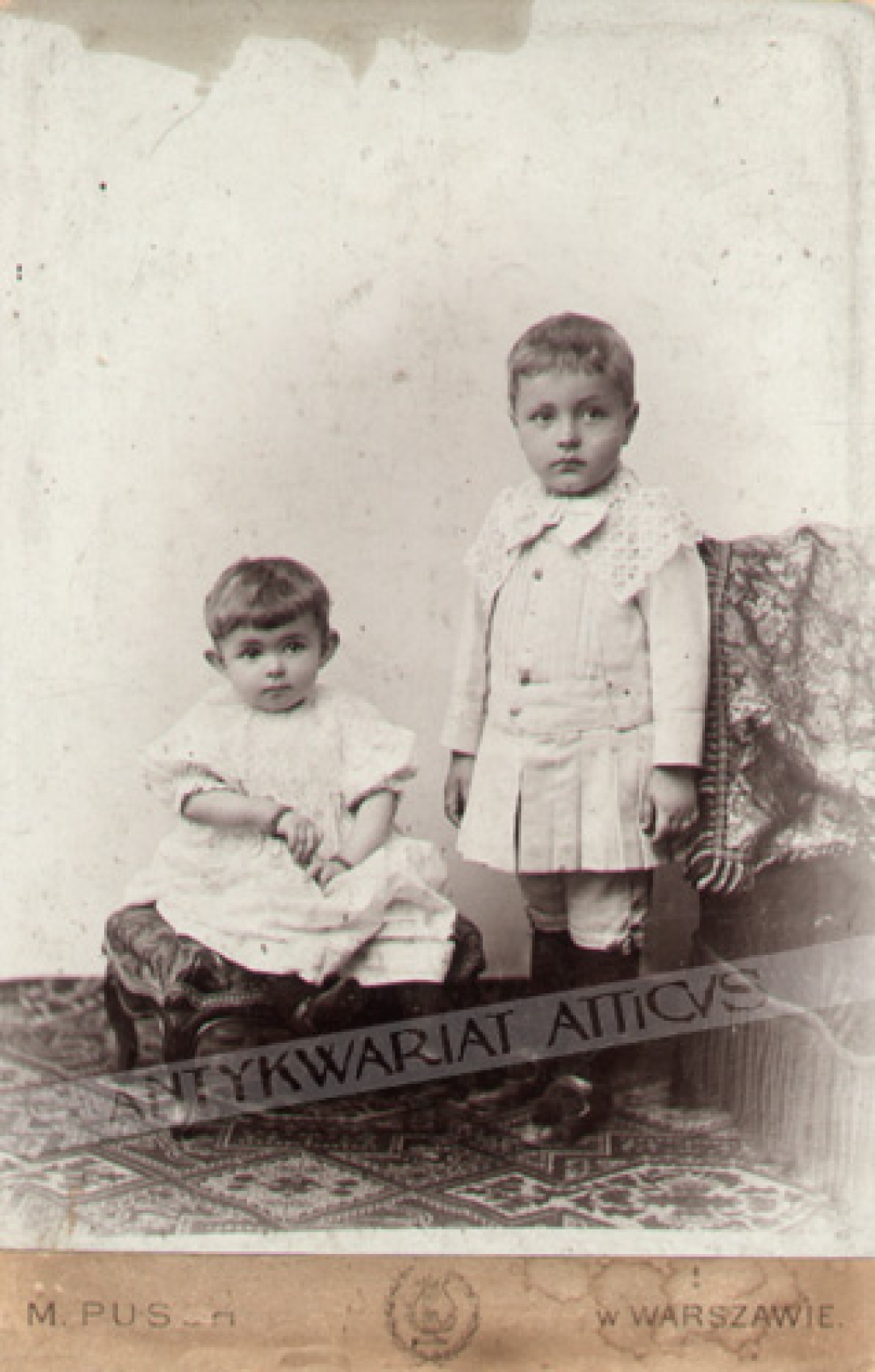 [fotografia, ok. 1890-1900 r.] [portret dwóch chłopców]