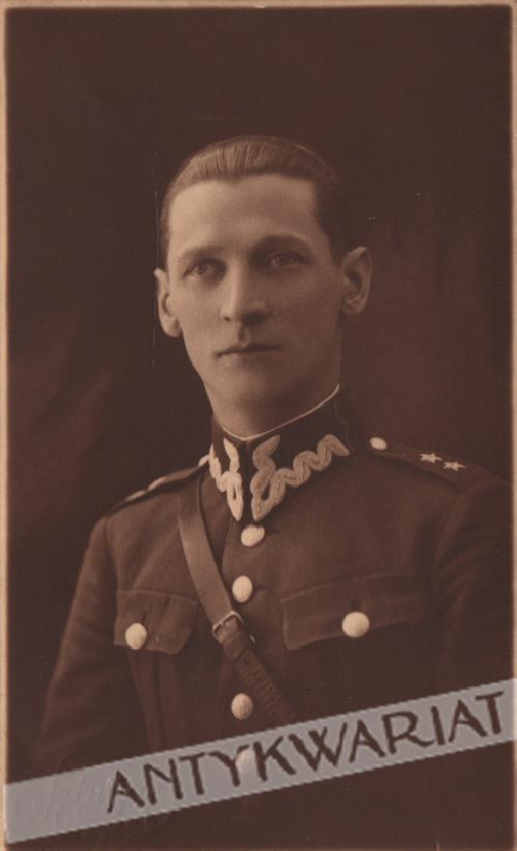 [fotografia na papierze pocztówkowym, 1927] [Oficer w mundurze]