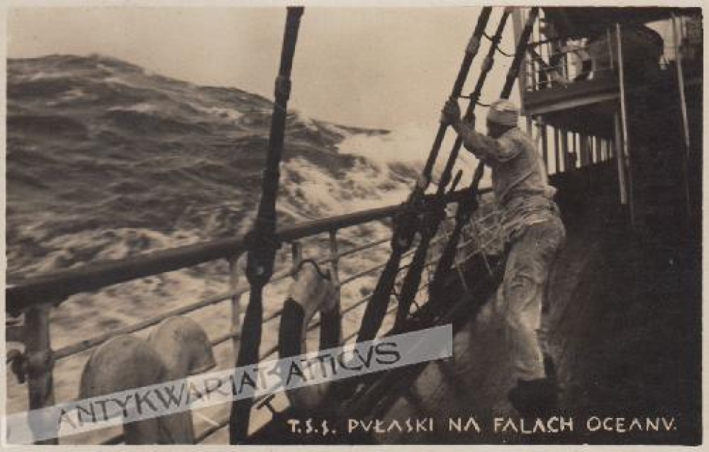 [fotografia na papierze pocztówkowym, ok. 1930-34] T.S.S. Pułaski na falach oceanu