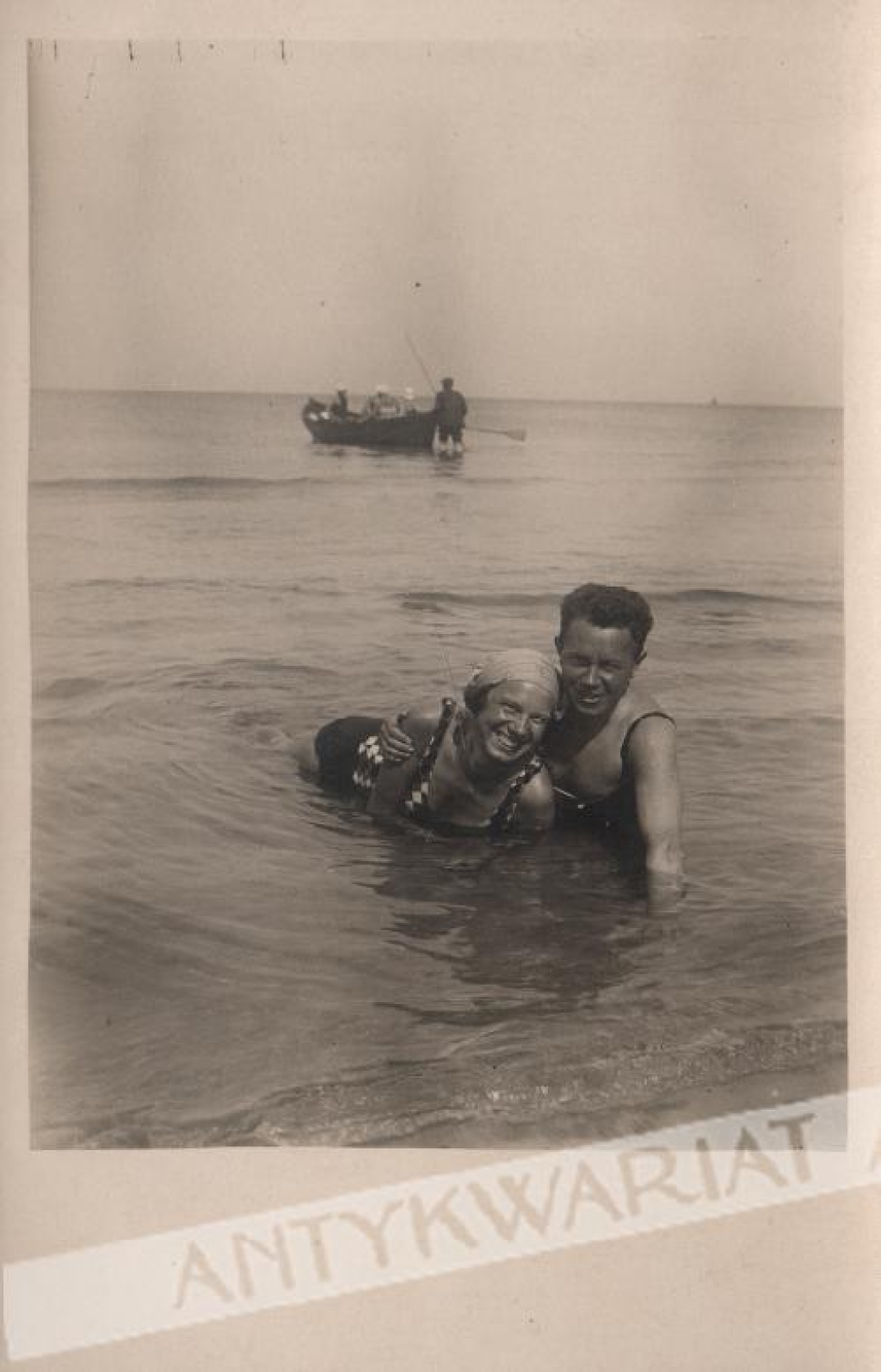 [fotografia na papierze pocztówkowym, lata 1930-te] W morzu
